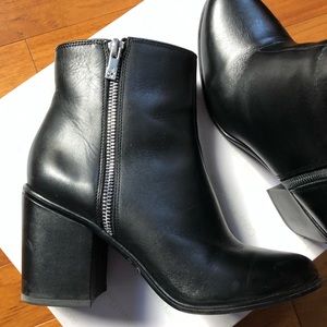 Ankle boot with chunky heels and double-sided polished silver zippers 6.5M